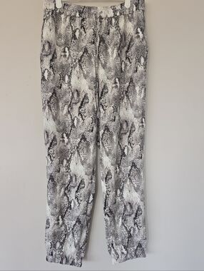 NWT Express Snake-Print High Rise Ankle Pants in Black, Grey and White. Medium.